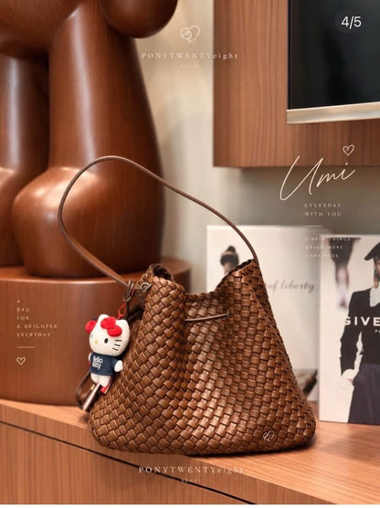 PONY TWENTY-EIGHT U-MI Chocolate 編織肩背袋 側面展示
