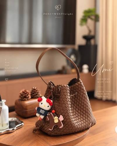 PONY TWENTY-EIGHT U-MI Chocolate 編織肩背袋 生活展示